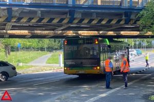 Autobus utknął pod wiaduktem w Poznaniu