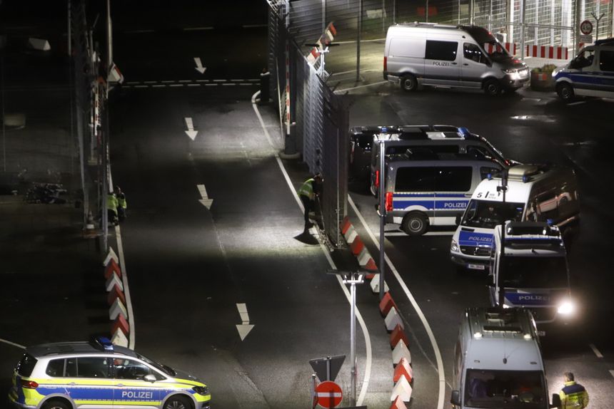 Policja na lotnisku w Hamburgu