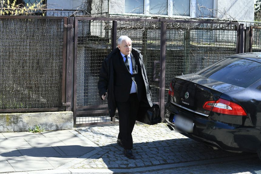 Jarosław Kaczyński przed swoim domem