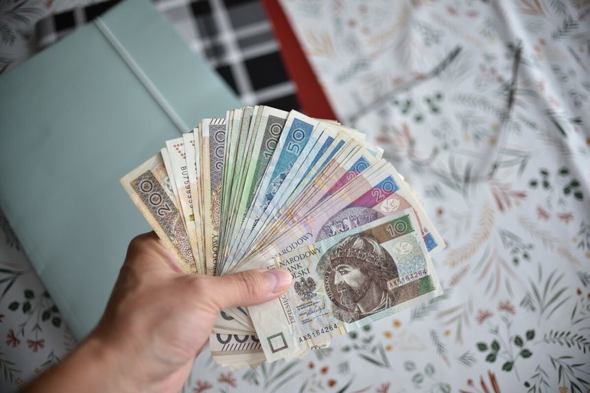 Miliardowe transfery do Polski. NBP podał nowe dane