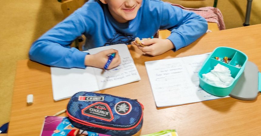 Uczeń odrabia lekcje