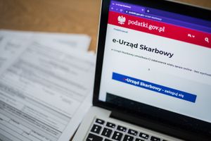 komputer ze stroną podatki.gov.pl