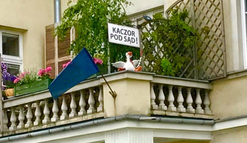 Kaczka z balkonu na Ochocie trafiła na licytację WOŚP.