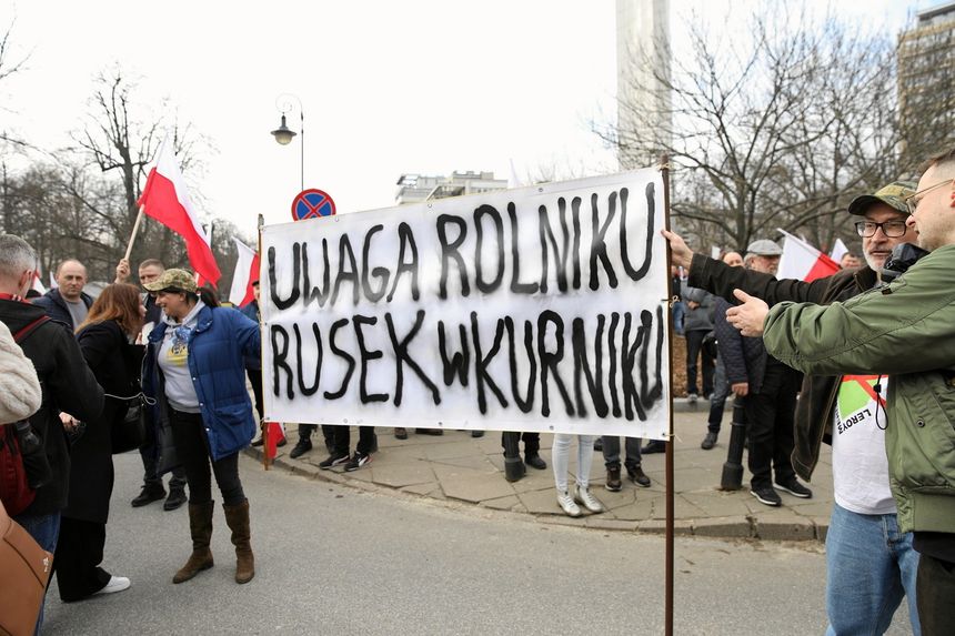 rolnicy na proteście z transparentem
