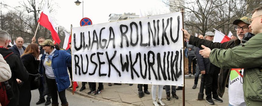 rolnicy na proteście z transparentem