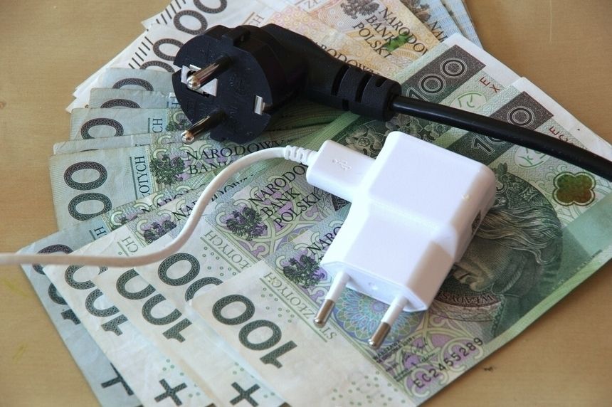pieniądze, zasilacz i wtyczka elektryczna