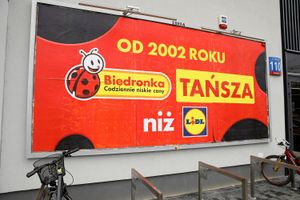 billboard Biedronki o cenach w porównaniu z Lidlem