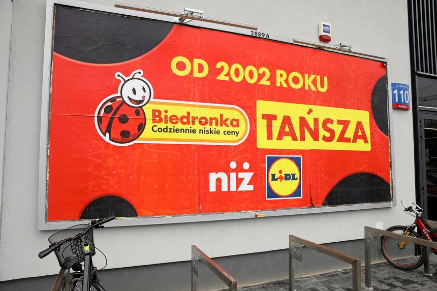 billboard Biedronki o cenach w porównaniu z Lidlem