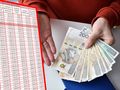 pieniądze w ręku i tabela waloryzacji emerytur 2024 