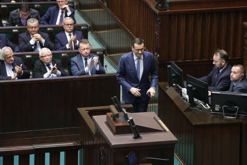 Mateusz Morawiecki wchodzący na mównicę sejmową