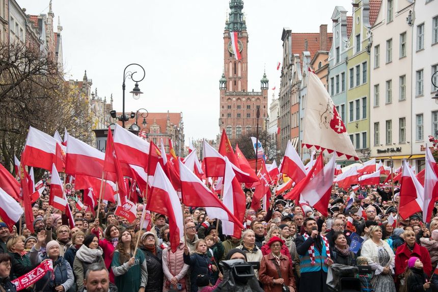 Polacy z flagami podczas Święta Niepodległości