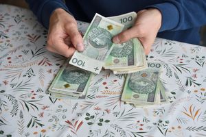 Można dostać pieniądze z ZUS. Nie zawsze jednak zasiłek wpłynie na konto z automatu