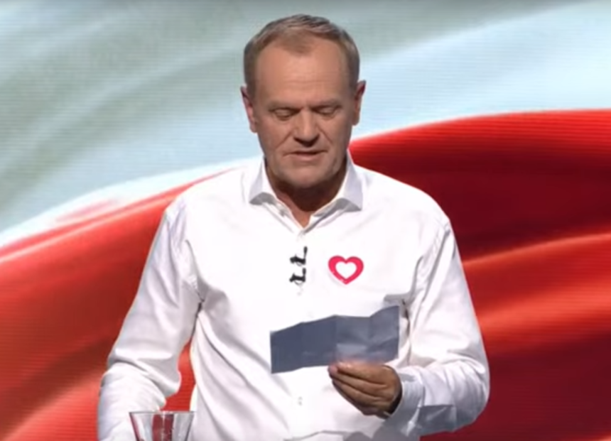 Donald Tusk w czasie debaty w TVP