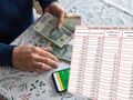 liczenie pieniędzy na stole i tabela zwrotu podatku od 13. i 14. emerytury
