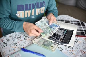 Nawet dwa razy wyższy zasiłek. Obecne świadczenie to kropla w morzu potrzeb