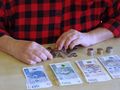 Seniorka rozkładająca pieniądze