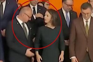 pocałunek na spotkaniu ministrów SZ UE