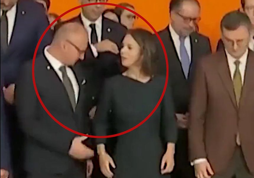 pocałunek na spotkaniu ministrów SZ UE