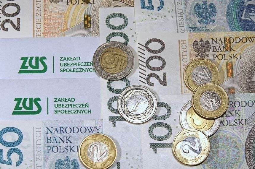 pieniądze i logo ZUS
