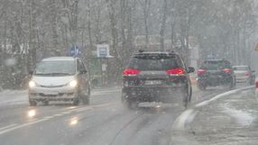 Silny wiatr, deszcz ze śniegiem