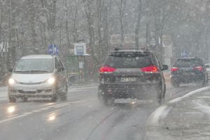 Silny wiatr, deszcz ze śniegiem