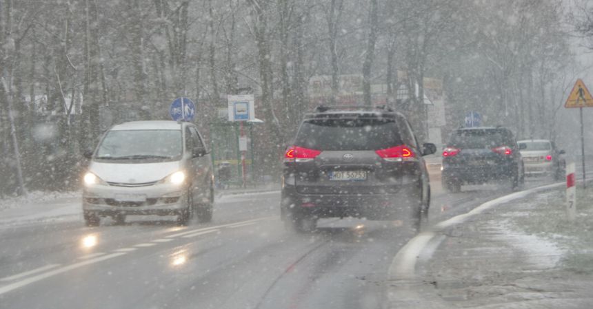 Silny wiatr, deszcz ze śniegiem