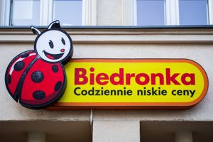 szyld Biedronki na budynku