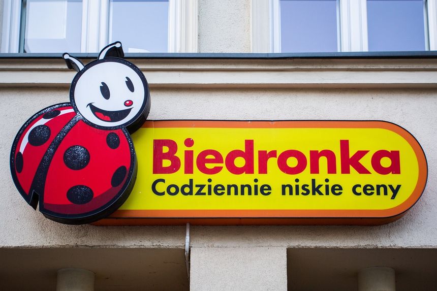 szyld Biedronki na budynku