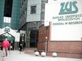seniory zmierzający do budynku ZUS