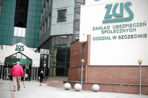 seniory zmierzający do budynku ZUS