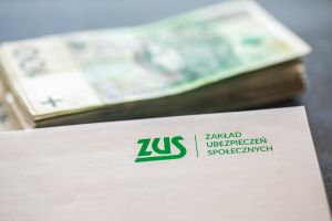 koperta z logo ZUS i pieniądze