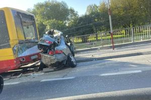 samochód uderzył w autobus