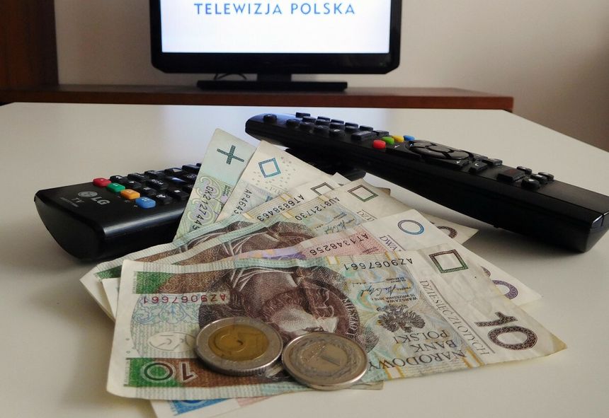 pilot do telewizora i pieniądze na stole