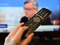 pilot do telewizora na tle programu informacyjnego