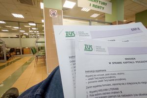 dokumenty ZUS trzymane w ręku w oddziale Zakładu