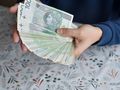 plik banknotów 100 zł w ręce