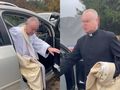 pijany księdz na pogrzebie