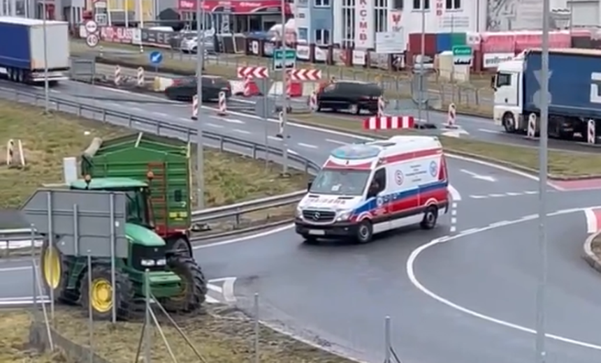 rolnicy zablokowali karetkę