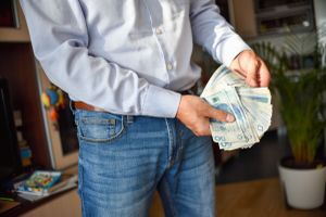 mężczyzna z plikiem banknotów