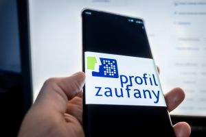 logo profilu zaufanego na ekranie smartfona