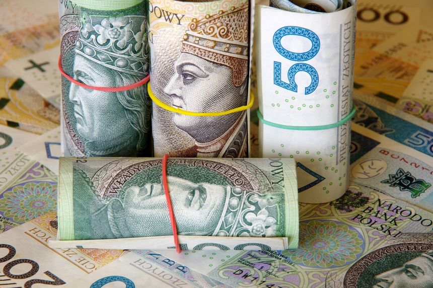 banknoty pozwijane w rulony