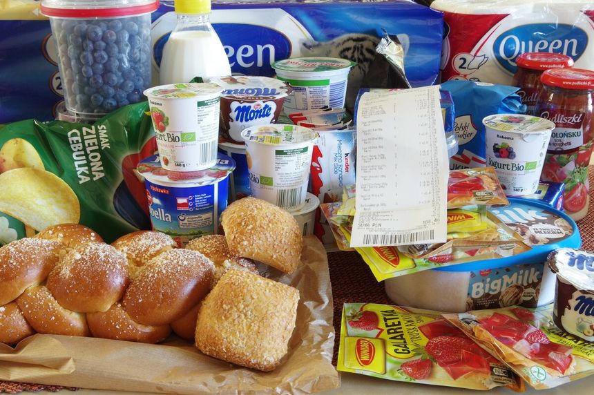 zakupy spożywcze i ręka trzymająca paragon