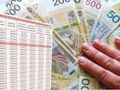 ręka, pieniądze i tabela waloryzacji emerytur w 2024 roku