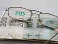 pieniądze, okulary i logo ZUS