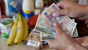 portfel z pieniędzmi na tle zakupów