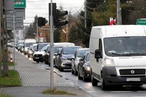 samochody w korku na ulicy