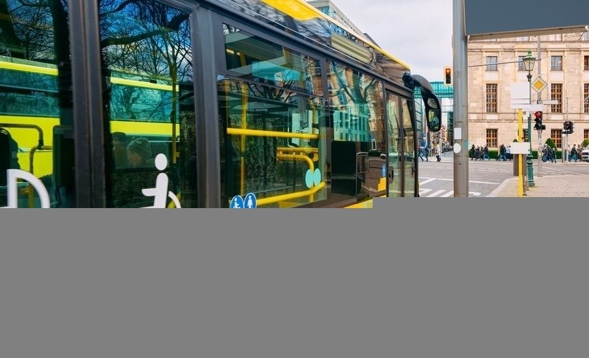 Autobus na przystanku