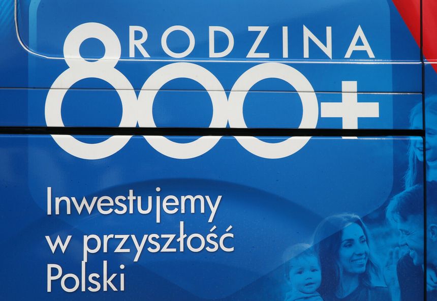 Co dalej z 800 plus? „Chcą pozbawić Polaków 64 mld złotych”