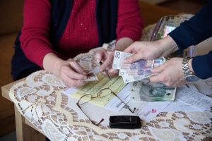 pieniądze, rachunki i seniorzy