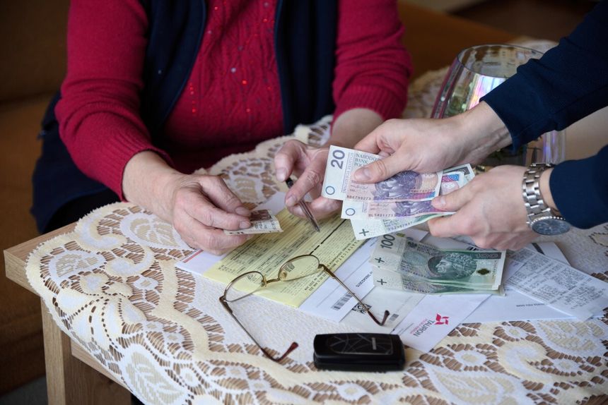 pieniądze, rachunki i seniorzy